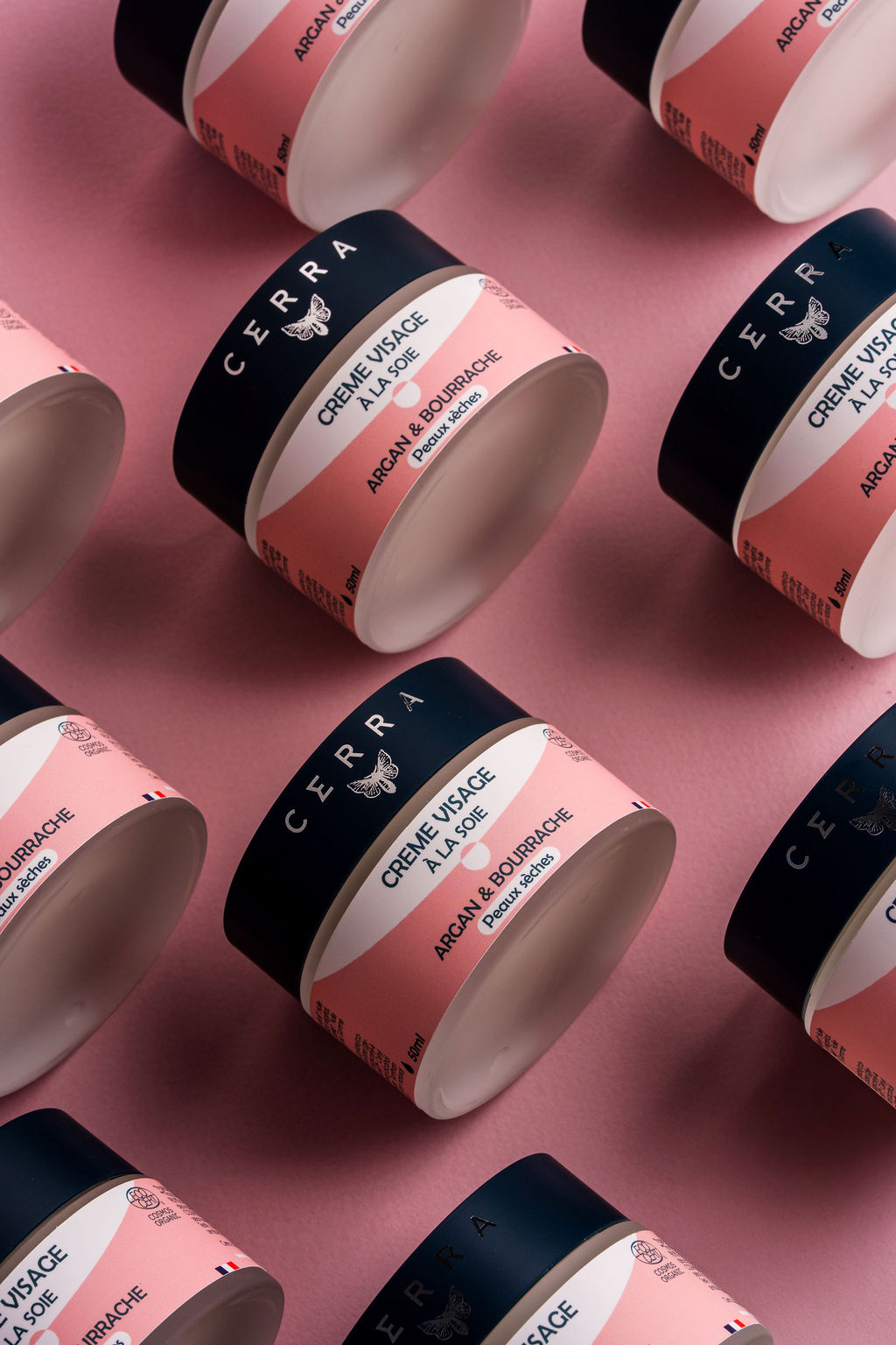 Nachtcreme mit Argan und Borretsch – angereichert mit Seide – aus kontrolliert biologischem Anbau.